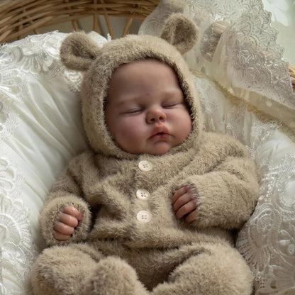 Bambola reborn di 48 cm con corpo morbido modello Pickle Sleeping avvolta in una tutina di peluche color cammello