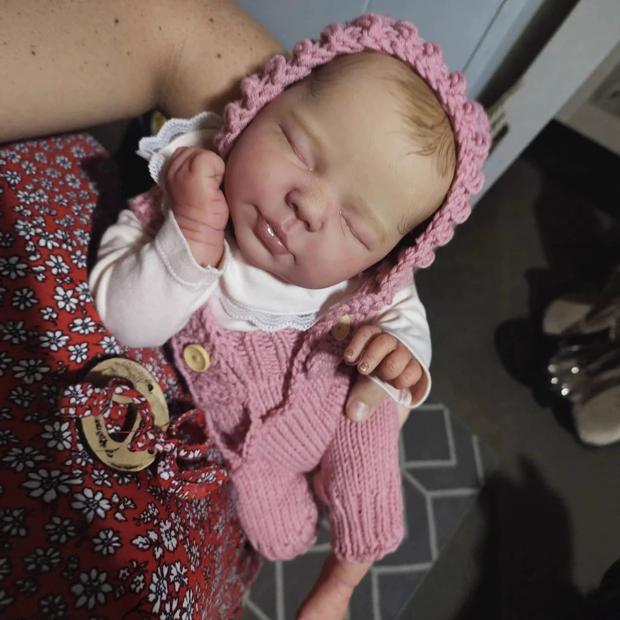 Bambola reborn realistica da 50 cm con occhi chiusi Valentina in tuta rosa