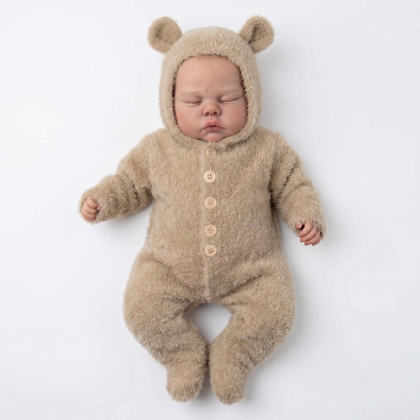 Bambola reborn di 48 cm con corpo morbido modello Pickle Sleeping avvolta in una tutina di peluche color cammello