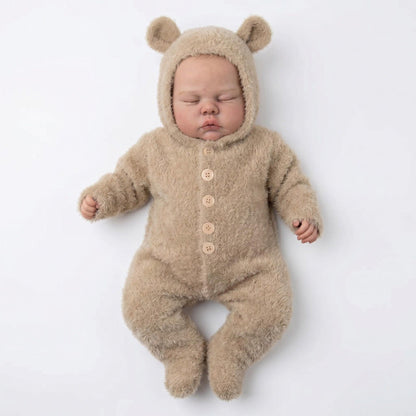 Bambola reborn di 48 cm con corpo morbido modello Pickle Sleeping avvolta in una tutina di peluche color cammello