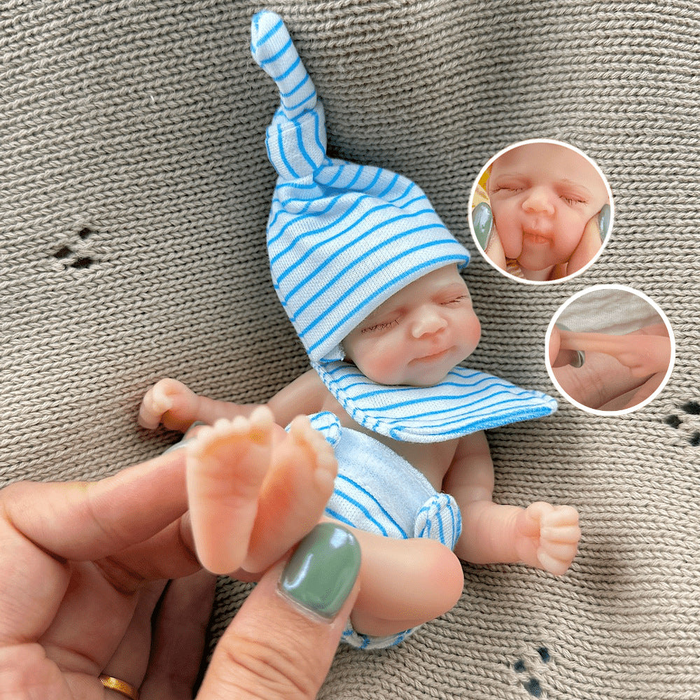 Bambola reborn Pascale Mini in silicone da 15 cm con occhi chiusi e vestitino a righe blu