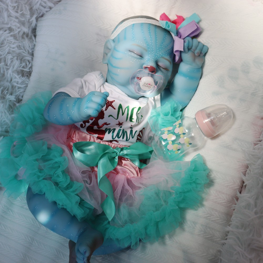 Bambola reborn Peaches da 19 pollici con occhi chiusi vestita di blu