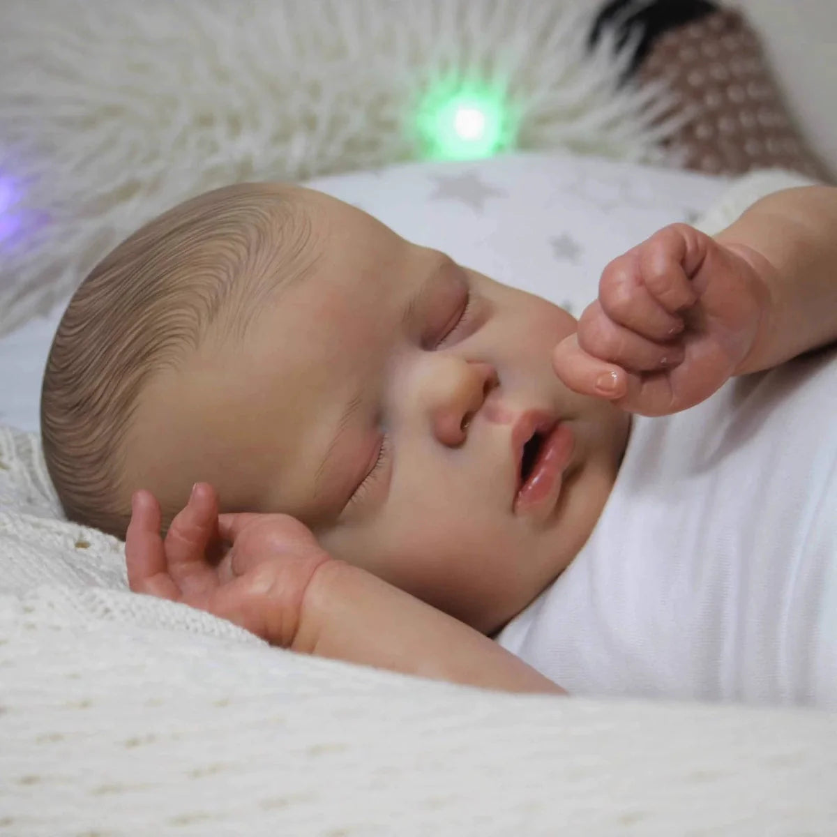 Bambola Reborn Alexis da 55 cm con occhi chiusi realistici