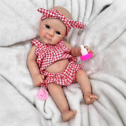 Bambola Reborn da 30 cm in morbido silicone con occhi azzurri con abiti a quadri rossi - Bettie