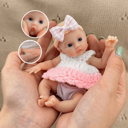 Mini bambola reborn in silicone estensibile Meadow da 15 cm con maglione bianco e rosa