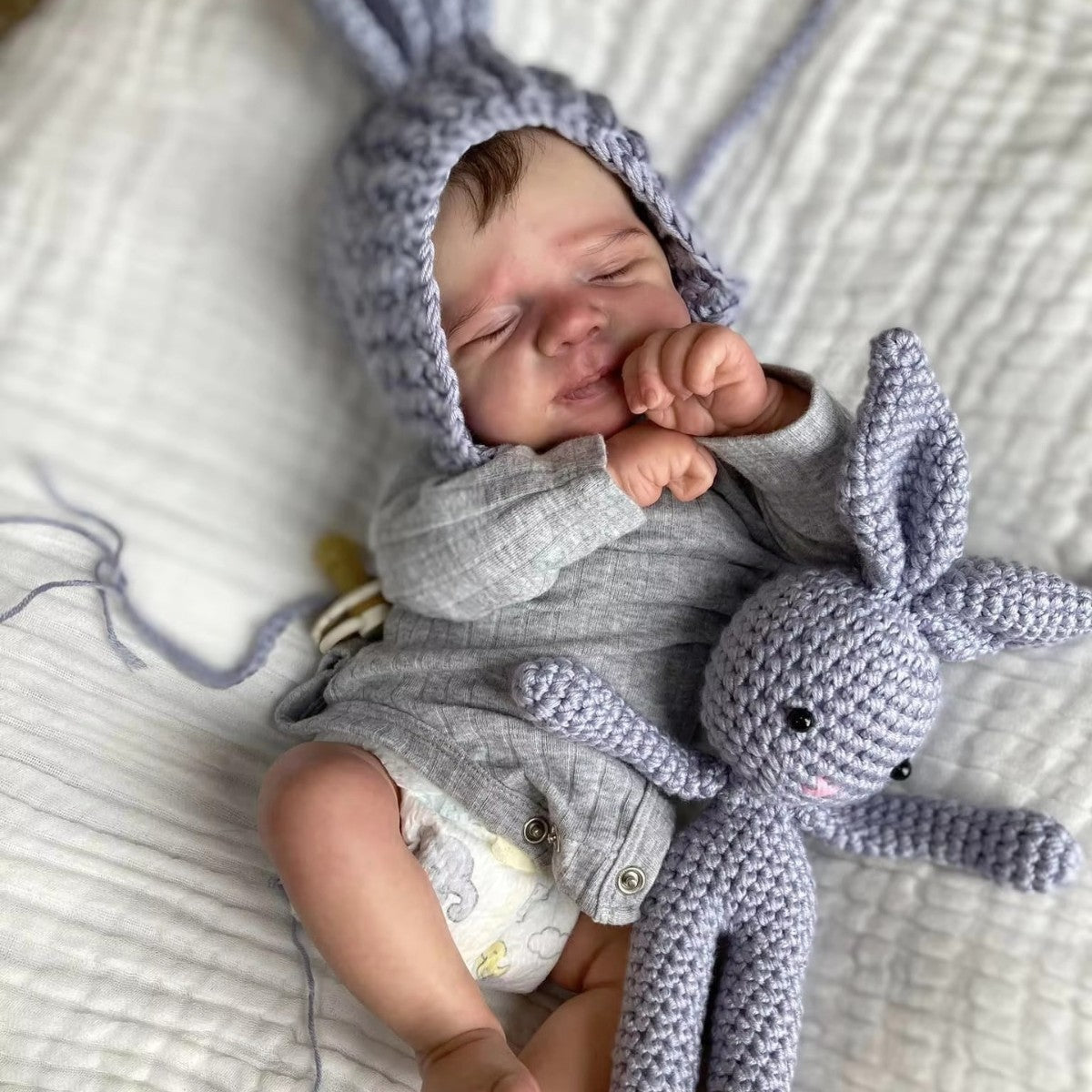 Bambola Reborn realistica da 19 pollici con occhi chiusi in abiti grigi-Pascale
