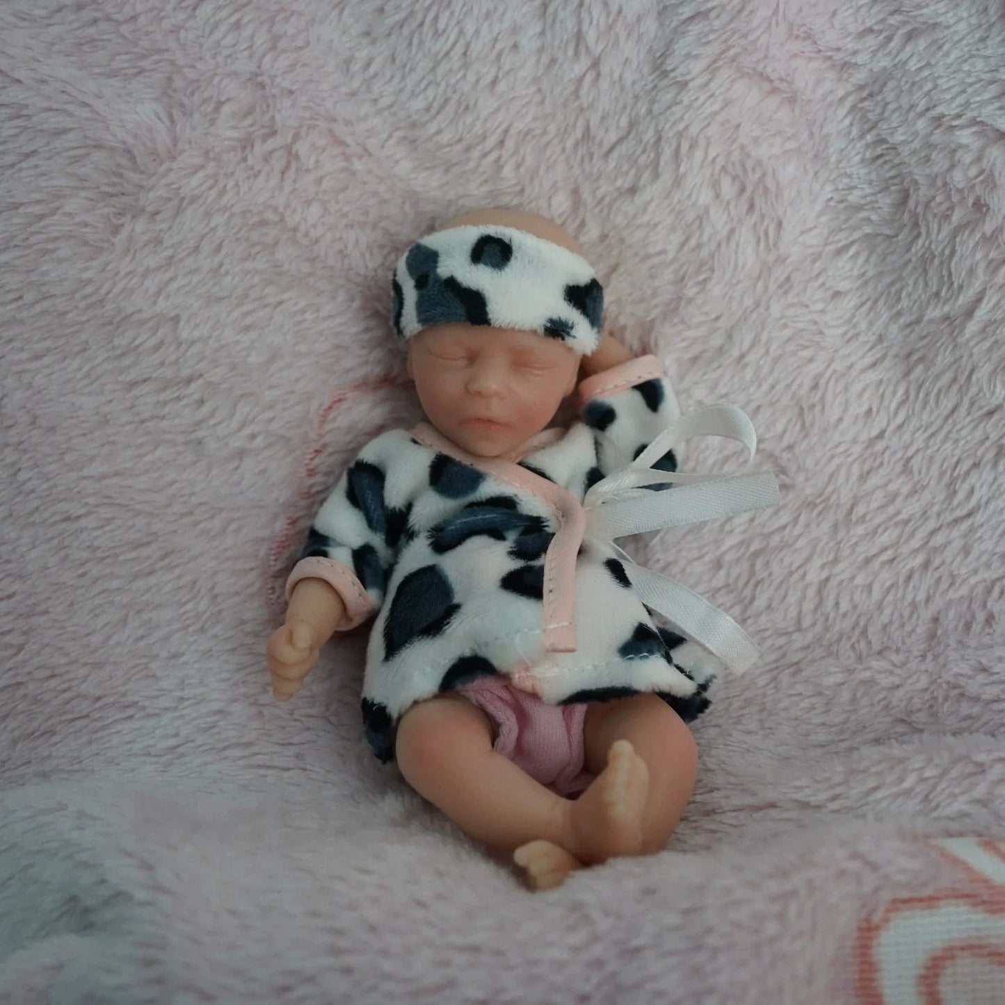 Mini bambola reborn da 6 pollici con occhi chiusi in abiti da mucca - Darren