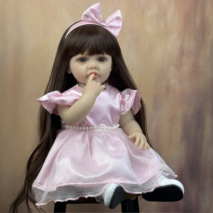 Bambina reborn Betty 55 cm con lunghi capelli realistici e vestito rosa