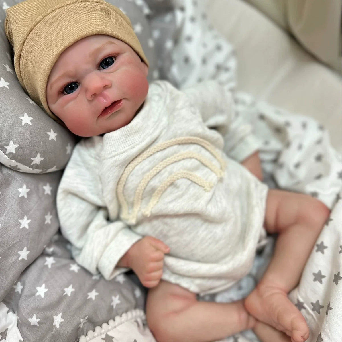 Reborn Baby da 19 pollici occhi aperti corpo morbido in abiti grigi - Elijah