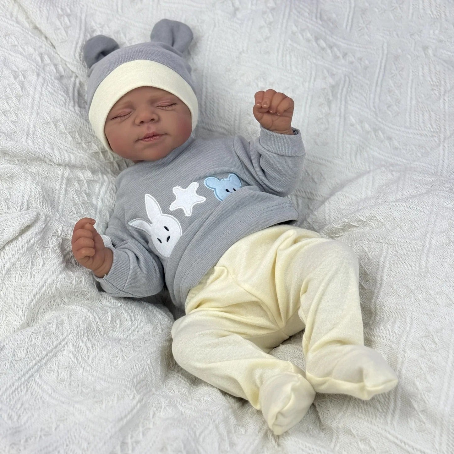 Bambola Reborn Pascale da 48 cm corpo morbido e realistico occhi chiusi pelle scura