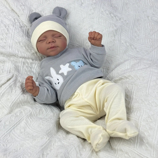 Bambola Reborn Pascale da 48 cm corpo morbido e realistico occhi chiusi pelle scura