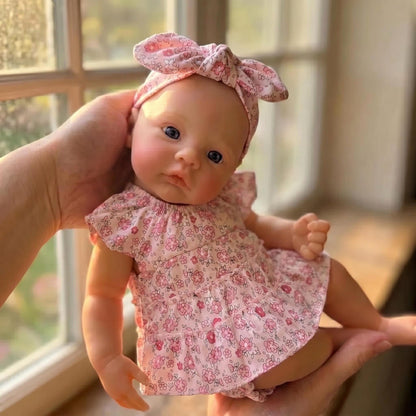 Bambola reborn realistica in silicone da 18 pollici con vestito floreale raffigurante una bambina di nome Meadow