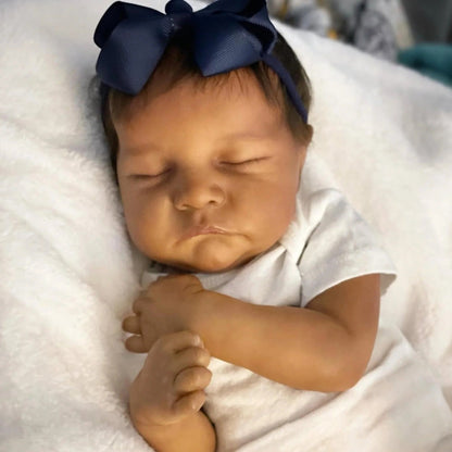 Bambola Reborn da 45 cm con occhi chiusi pelle scura e capelli corti - Levi