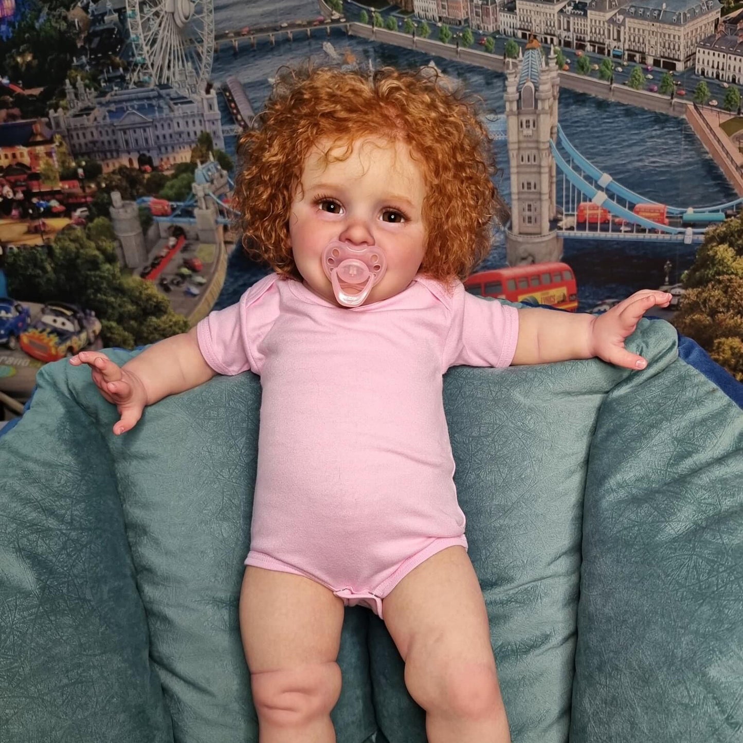Bambola Reborn da 66 cm con occhi aperti e capelli ricci in abiti rosa-Zoe