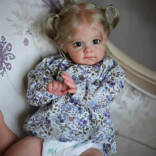 Bambola Reborn Maggie con Capelli Biondi e Occhi Aperti da 60 cm in Abiti Floreali