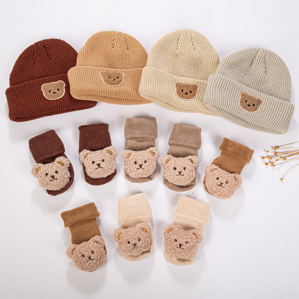 Set di 2 pezzi composto da cappello e calzini a maglia a forma di orsetto per bambole da 17 a 24 pollici