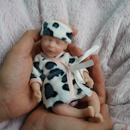 Mini bambola reborn da 6 pollici con occhi chiusi in abiti da mucca - Darren
