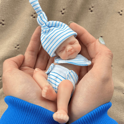 Bambola reborn Pascale Mini in silicone da 15 cm con occhi chiusi e vestitino a righe blu