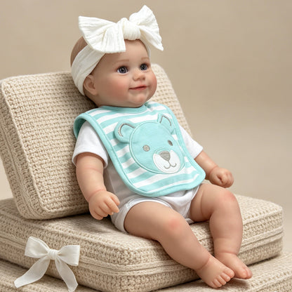 Bambola Reborn femminile Maddie da 50 cm realistica con occhi aperti sorriso e bavaglino a righe blu