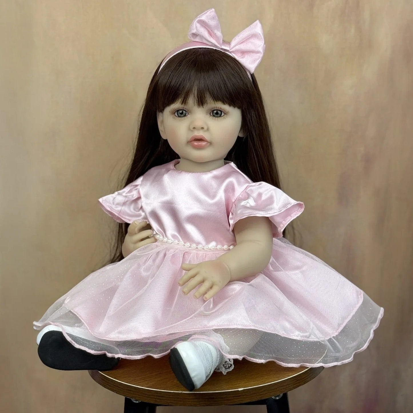 Bambina reborn Betty 55 cm con lunghi capelli realistici e vestito rosa