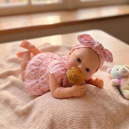 Bambola reborn realistica in silicone da 18 pollici con vestito floreale raffigurante una bambina di nome Meadow