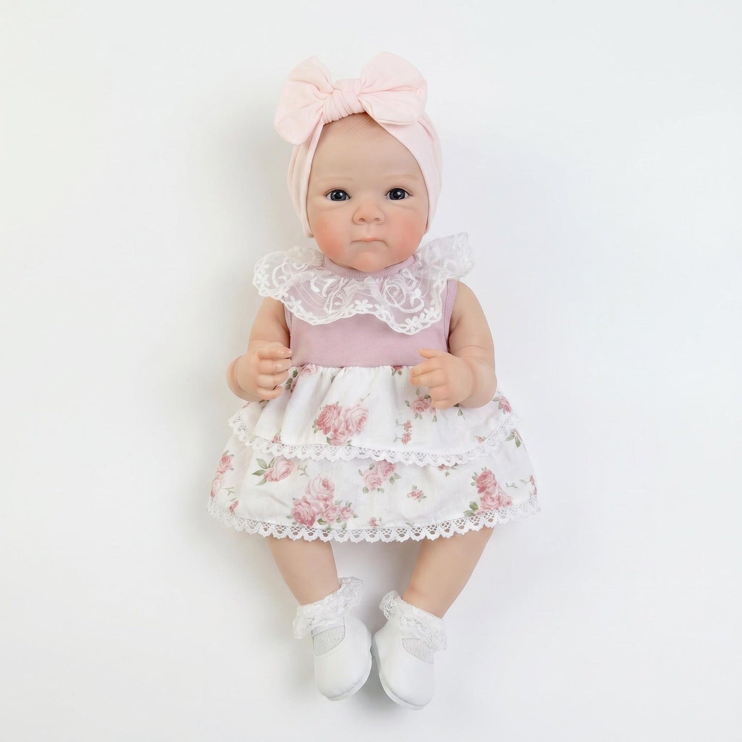 Bambola reborn Bettie da 18 pollici con occhi azzurri realistici vestita con un abito floreale