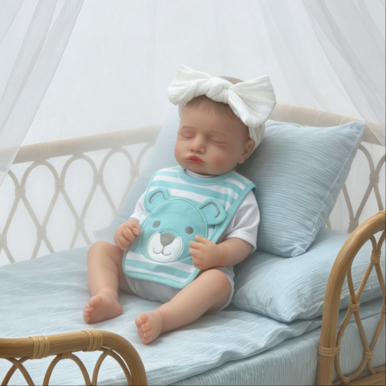 Bambola Reborn femminile Rosalie da 50 cm (20 pollici) realistica con occhi chiusi e bavaglino a righe blu