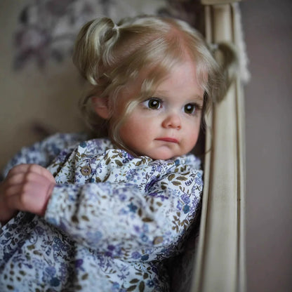 Bambola Reborn Maggie con Capelli Biondi e Occhi Aperti da 60 cm in Abiti Floreali