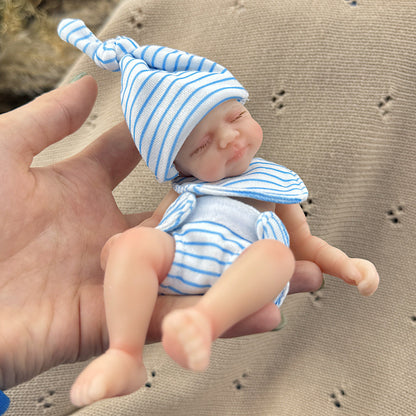 Bambola reborn Pascale Mini in silicone da 15 cm con occhi chiusi e vestitino a righe blu