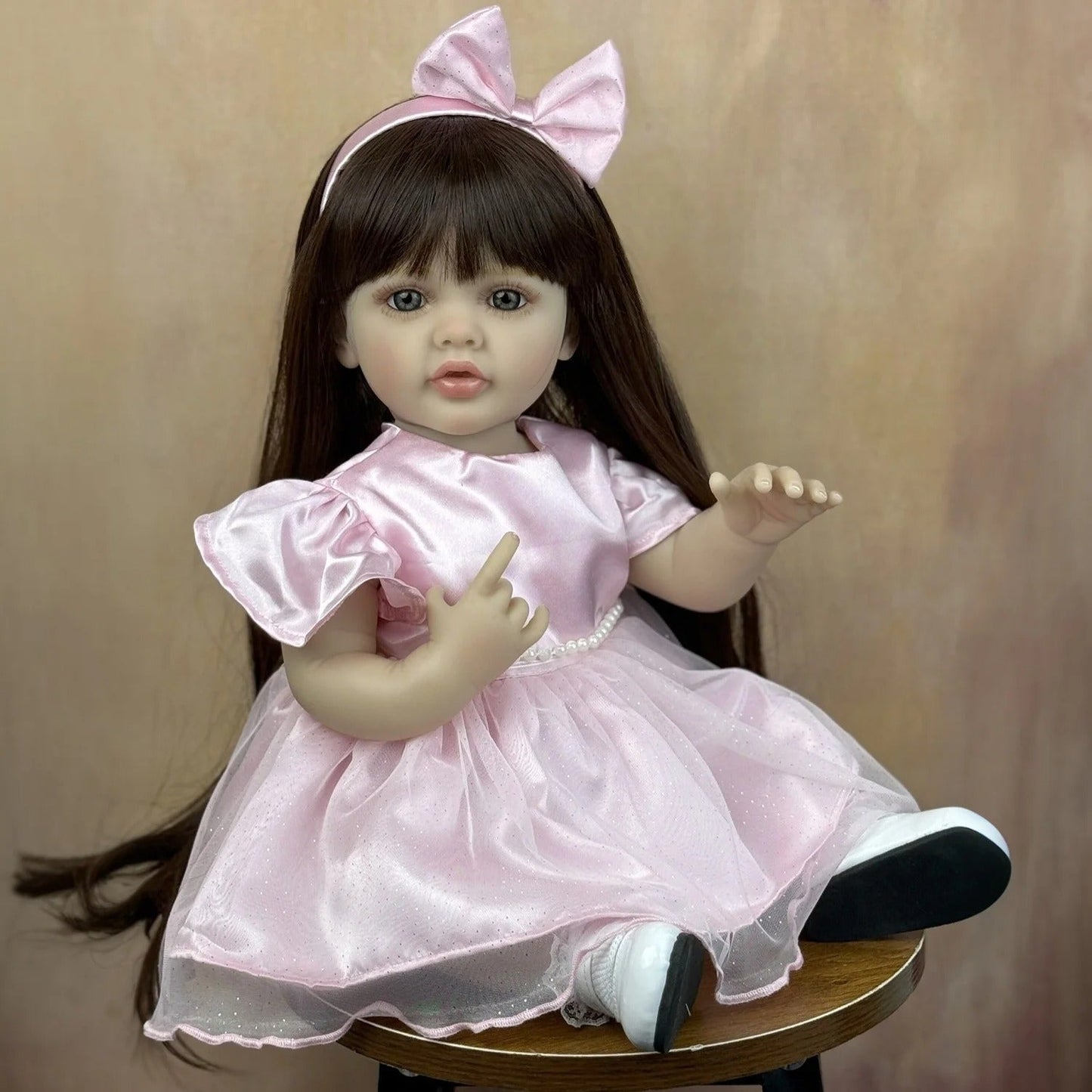 Bambina reborn Betty 55 cm con lunghi capelli realistici e vestito rosa