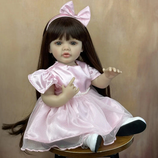 Bambina reborn Betty 55 cm con lunghi capelli realistici e vestito rosa