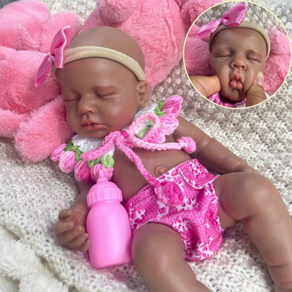 Bambola reborn Loulou in silicone realistica alta 30cm con pelle scura e vestiti rosa vestita da bambina addormentata