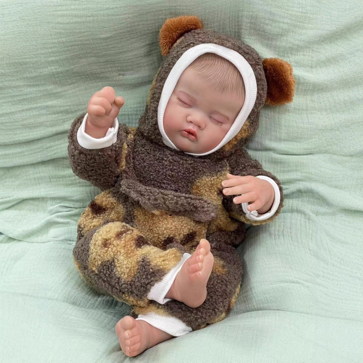 Bambola reborn Quinbee realistica da 50 cm con occhi chiusi e vestiti di peluche