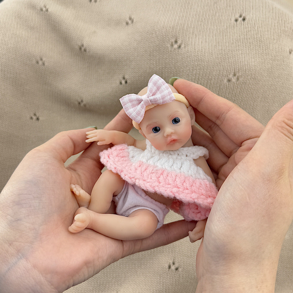 Mini bambola reborn in silicone estensibile Meadow da 15 cm con maglione bianco e rosa