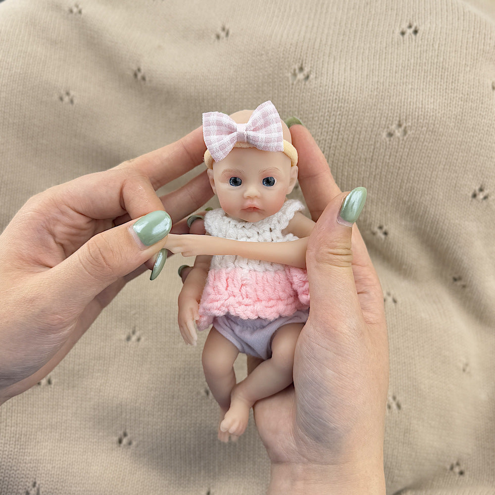 Mini bambola reborn in silicone estensibile Meadow da 15 cm con maglione bianco e rosa