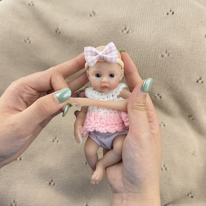 Mini bambola reborn in silicone estensibile Meadow da 15 cm con maglione bianco e rosa