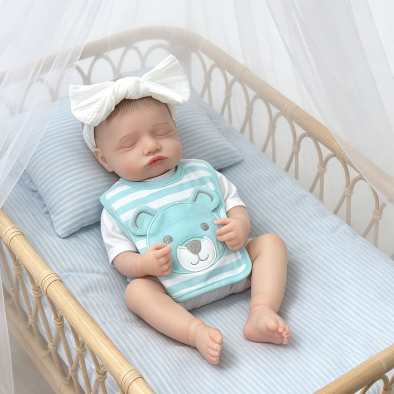Bambola Reborn femminile Rosalie da 50 cm (20 pollici) realistica con occhi chiusi e bavaglino a righe blu