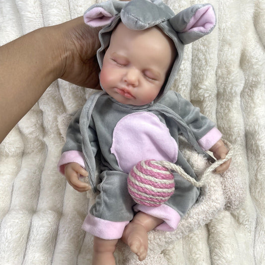 Bambola reborn Loulou addormentata in silicone da 30 cm con vestiti da elefante