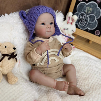 Bambina Reborn Kelly Occhi azzurri da 50 cm con cappello viola - Bettie