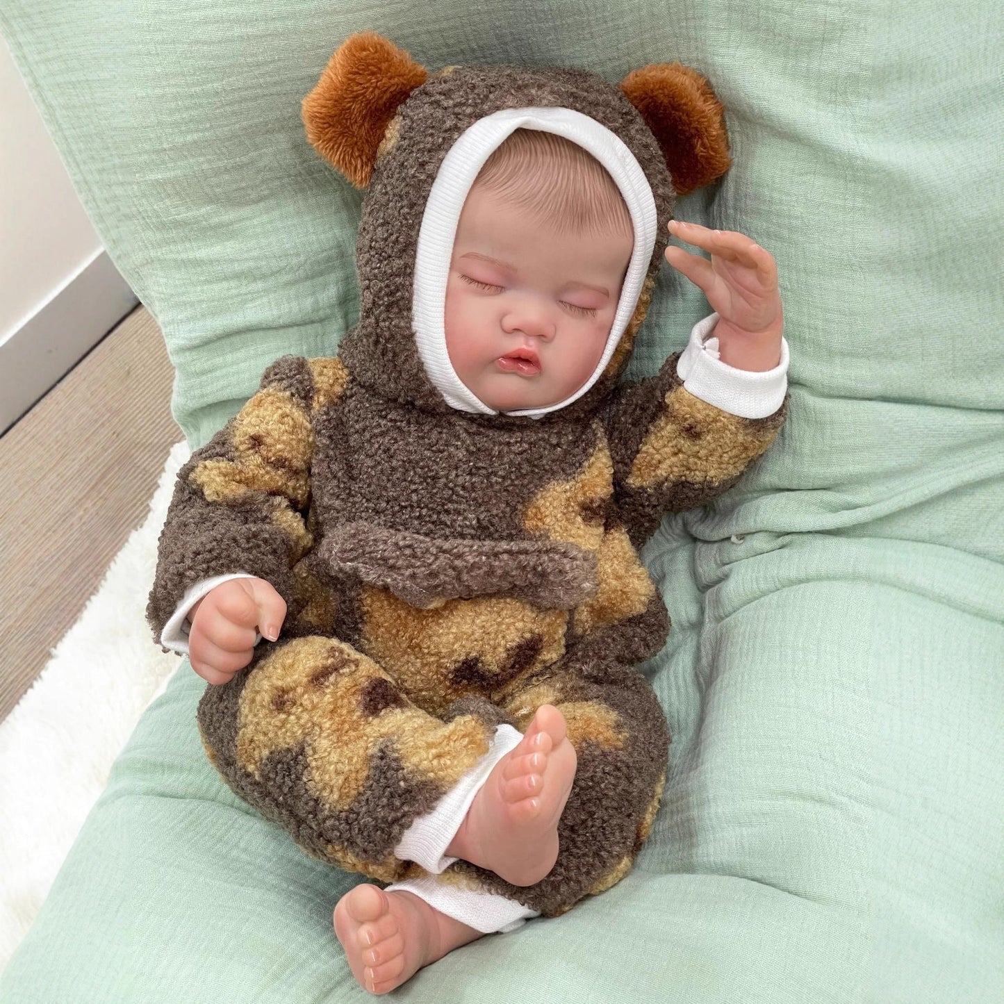 Bambola reborn Quinbee realistica da 50 cm con occhi chiusi e vestiti di peluche