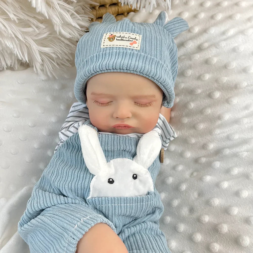 Bambole reborn Rosalie addormentate dipinte in 3D alte 50 cm con vestiti da coniglietto blu