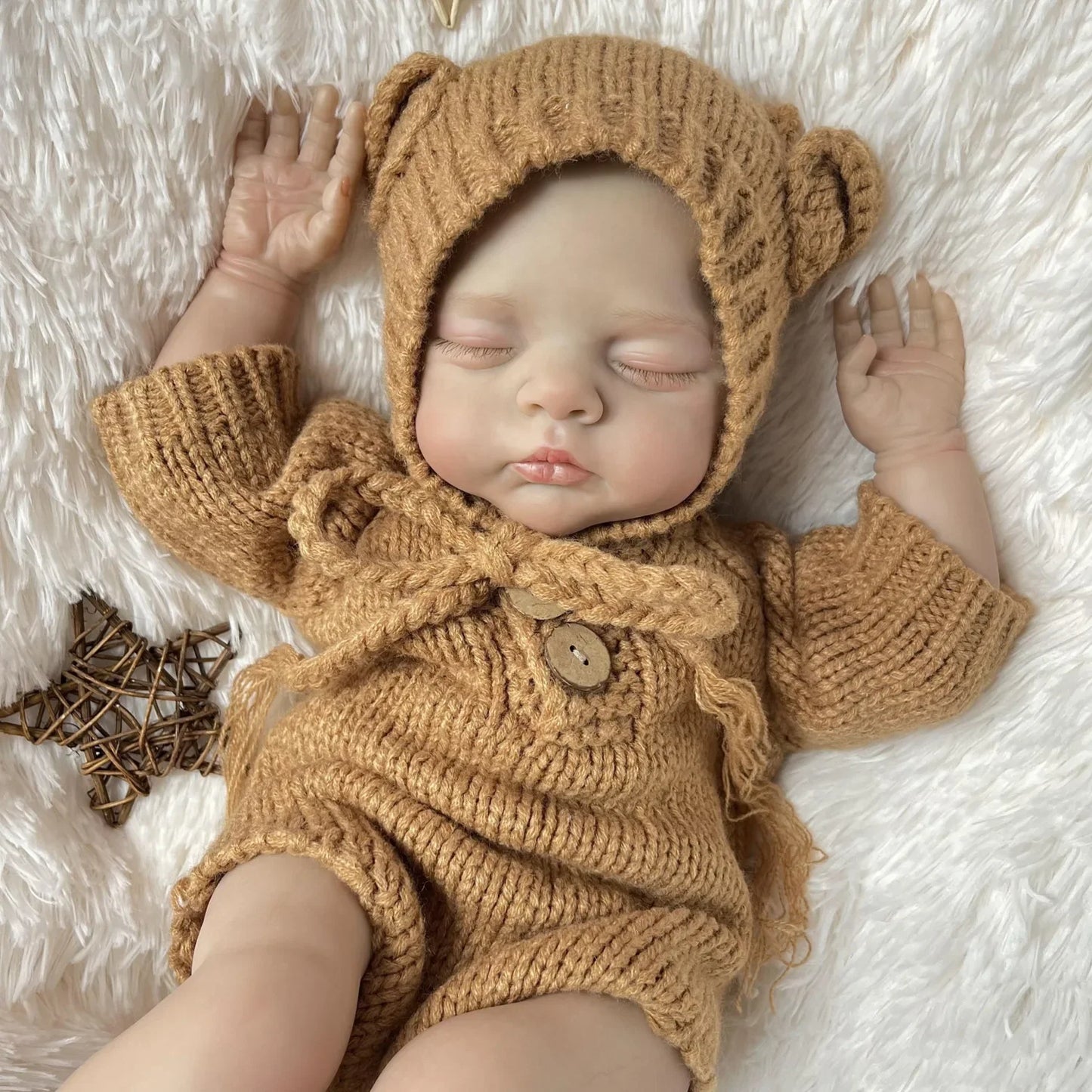 Bambola reborn Irys da 19 pollici con occhi chiusi e pittura 3D vestita con abiti di maglia marrone