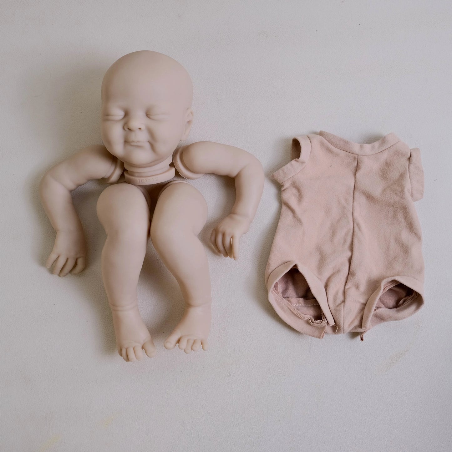 Kit per bambola reborn Olivia da 19 pollici occhi chiusi non verniciati