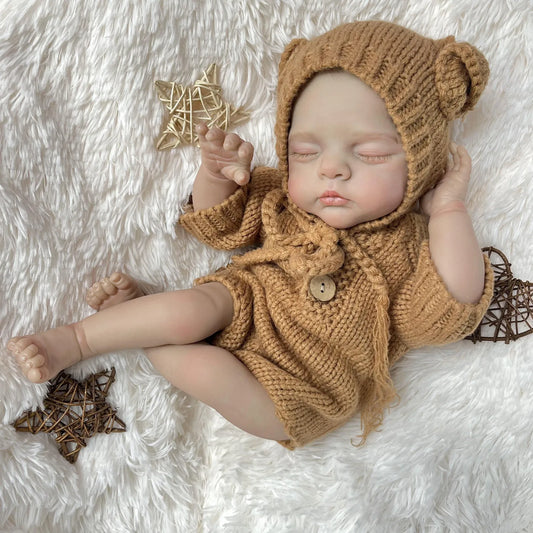 Bambola reborn Irys da 19 pollici con occhi chiusi e pittura 3D vestita con abiti di maglia marrone