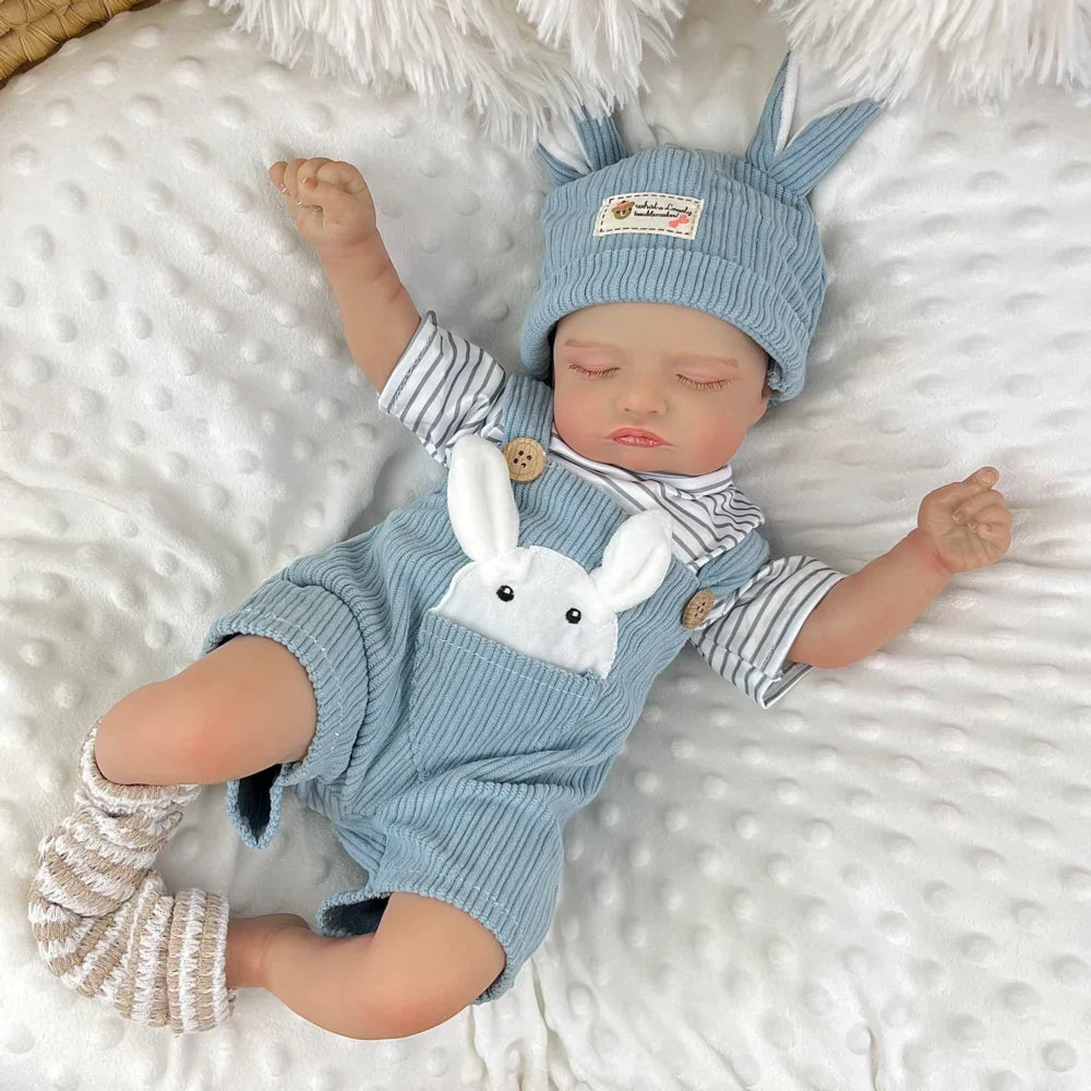 Bambole reborn Rosalie addormentate dipinte in 3D alte 50 cm con vestiti da coniglietto blu