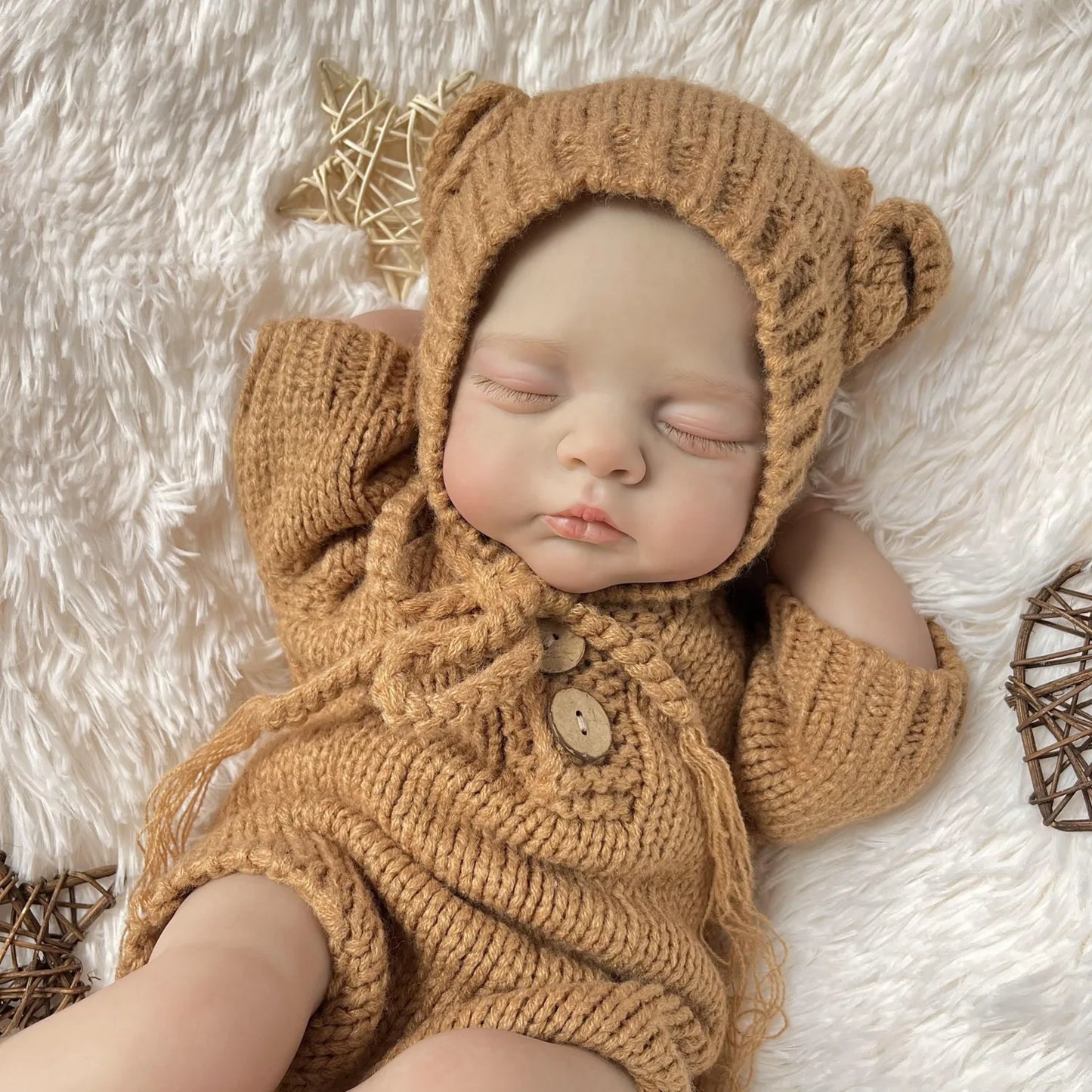 Bambola reborn Irys da 19 pollici con occhi chiusi e pittura 3D vestita con abiti di maglia marrone