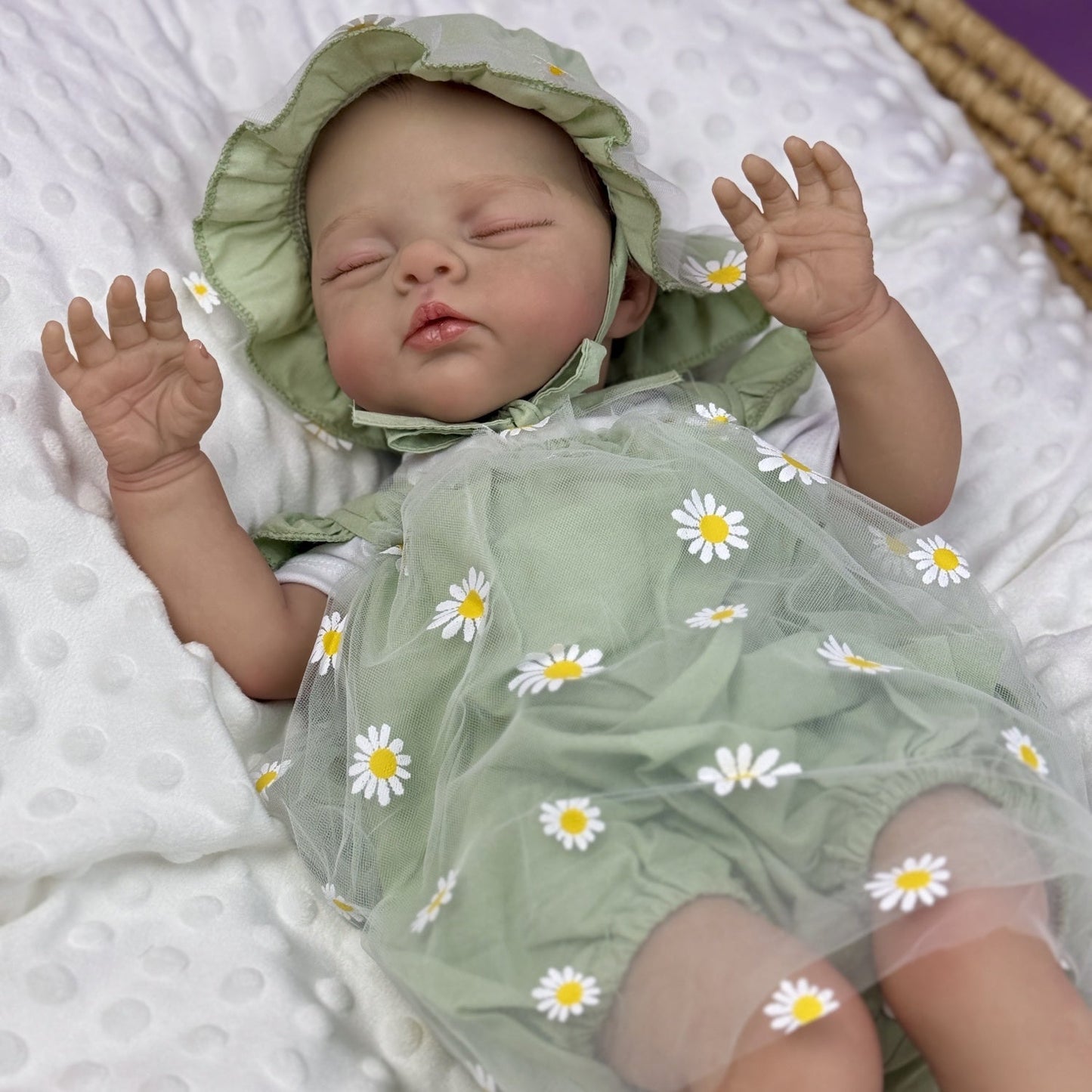 Bambola reborn Irys alta 48 cm dipinta in 3D e addormentata con indosso abiti verdi