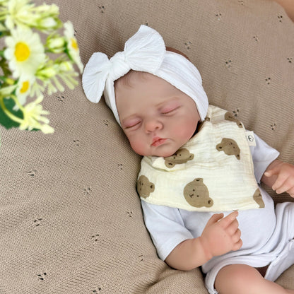 Bambola reborn Irys alta 48 cm dipinta in 3D addormentata e vestita di bianco