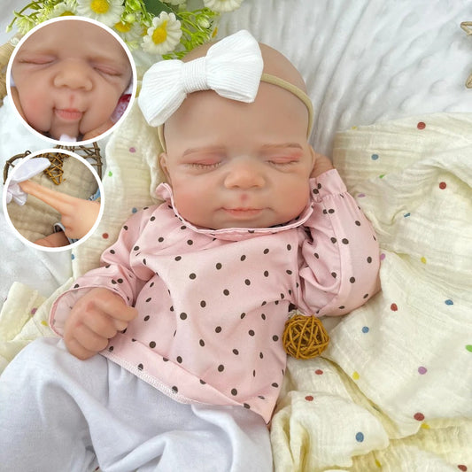 Bambina reborn Pascale addormentata interamente in silicone elastico alta 45 cm con vestitino a pois rosa