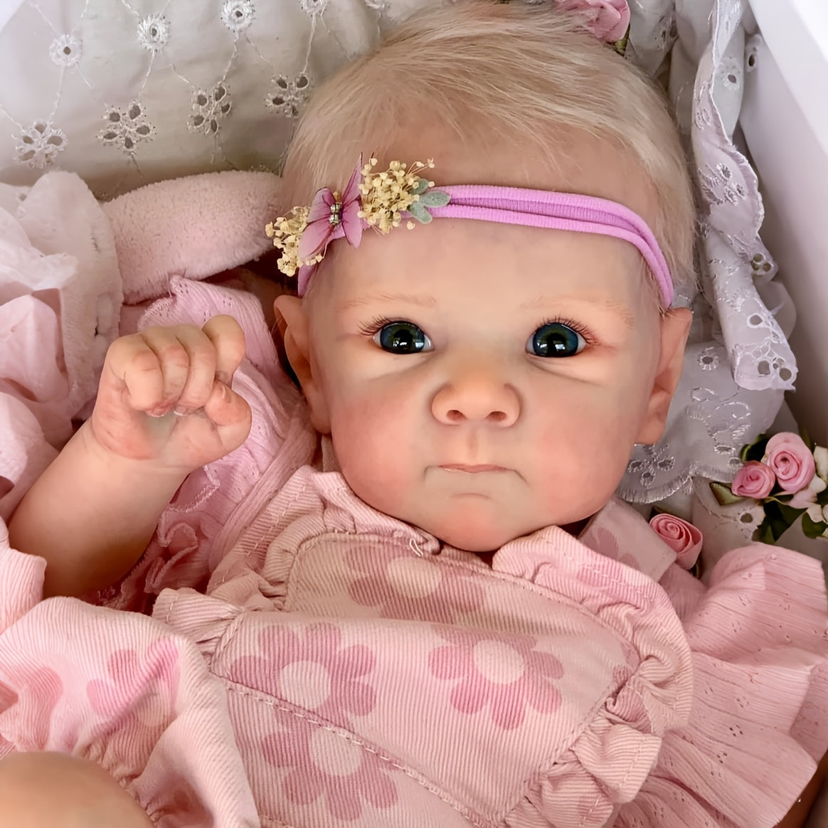 Bambola Reborn Bettie da 18 pollici (45cm) occhi blu con vestitino a fiori rosa